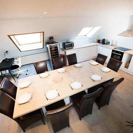 شقة Big Mama With Mobile Aircon, Free Parking