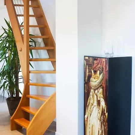Big Mama With Aircon ,free Parking Apartment