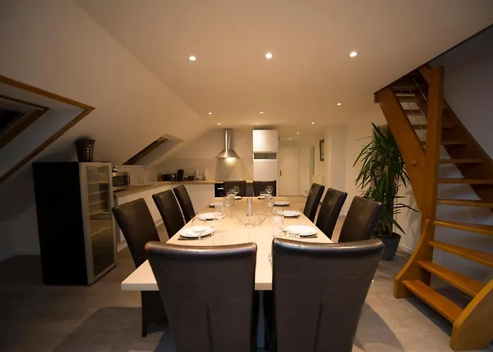 Big Mama With Mobile Aircon, Free Parking Apartment *